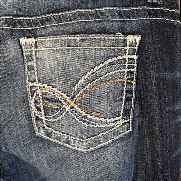 Maurices Blue Ankle Cropped Jeans with Modern Styling - Picture 4 of 6